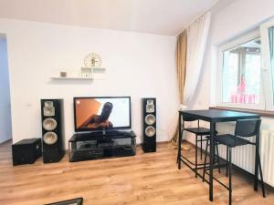 Μια τηλεόραση ή/και κέντρο ψυχαγωγίας στο Garden villa 5 min to north attractions