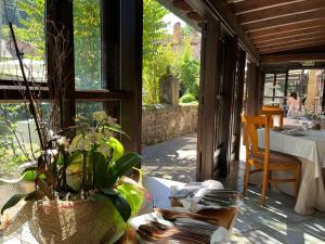 a porch with a table with plates and a plant at El pucheru 4 Almas in Barcenaciones +31 photos