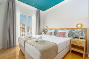 Un dormitorio con dos camas y una gran ventana. en Luxury Apt with Acropolis view Balcony and Jacuzzi, en Atenas