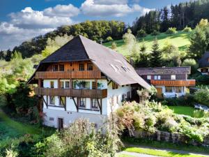 an aerial view of a house with a wooden roof at Small holiday cottage Ivy in Schuttertal