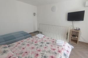 a bedroom with a bed with a flowered blanket at Nicaredda in Catania
