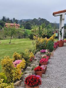 A garden outside La buganvilla en Udias alojamiento