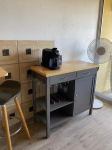 a wooden desk with a box on top of it at Studio cabine vue mer saint pierre la mer in Fleury