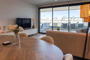 トレ・パチェコにあるCasa Rosalia Lagunaのテーブルとソファのあるダイニングルーム