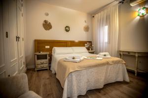 a bedroom with a bed with two towels on it at Hostal Tic-Tac in Mocejón