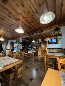 Reštaurácia alebo iné gastronomické zariadenie v ubytovaní Rustic Lodge Plitvice