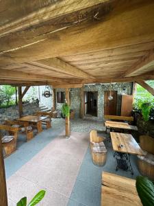 Reštaurácia alebo iné gastronomické zariadenie v ubytovaní Rustic Lodge Plitvice