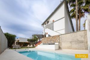 ein Haus mit Pool neben einem Haus in der Unterkunft Villa con piscina privada - Villa Golf 2 in Motril