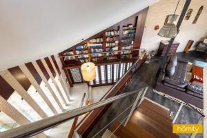 eine Draufsicht auf eine Treppe in einem Haus mit Bücherregalen in der Unterkunft Villa con piscina privada - Villa Golf 2 in Motril