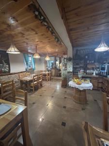 Reštaurácia alebo iné gastronomické zariadenie v ubytovaní Rustic Lodge Plitvice