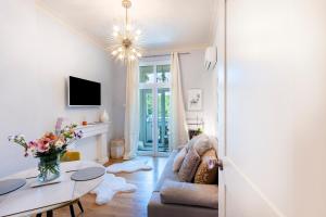 un soggiorno con un tavolo e un divano di Sofia Royal Retreat a Sofia