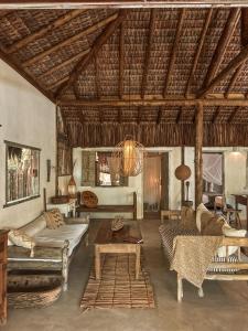 カライーバにあるCasa maravilhosa beira mar na vila de Caraívaのソファとテーブルのあるリビングルーム