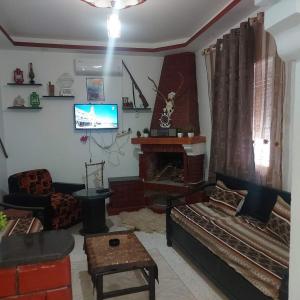 Una sala de estar con un sofá y una chimenea. en country side House, en Irbid