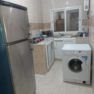 una cocina con nevera y lavadora en country side House, en Irbid 10 fotos más