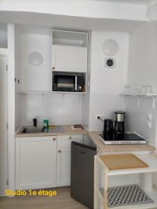 Kuchyň nebo kuchyňský kout v ubytování Le 1 St Yves Studios + 8 fotografií