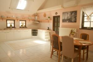 una cucina con tavolo e sala da pranzo di Apartmán u Zámku Jindřichův Hradec a Jindřichŭv Hradec