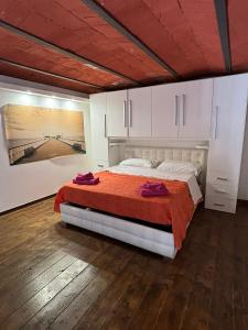 A bed or beds in a room at Azzurra Apartment Még 12 kép