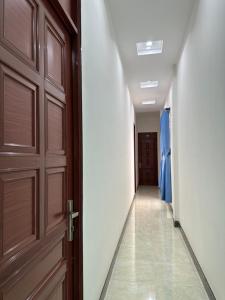an empty corridor with a door and a corridorngthngthngthngthngthngthngth at Tien Dat Motel in Pleiku