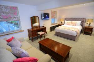 The Morecambe Hotel في موركامب: غرفة معيشة مع سرير وأريكة