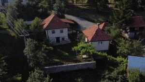 Das Gebäude in dem sich das Ferienhaus befindet