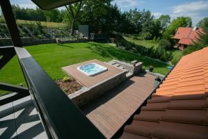 Una vista aérea de un patio trasero con una piscina en la azotea. en Villa D'Jora, en Mikołajki