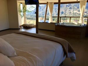 een slaapkamer met een groot bed en een bad bij Casa 422 - Loft Oliveira in Santana do Riacho