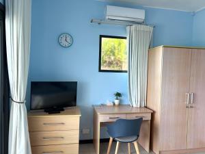Телевизор и/или развлекательный центр в Blue Beryl Guest House