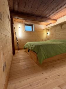 a bedroom with a bed in a wooden cabin at Stilish wooden chalet fully renovated near the lifts in Alagna Valsesia