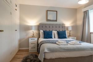 Postel nebo postele na pokoji v ubytování Bright & Spacious 3 BD in the Centre of Bourton!