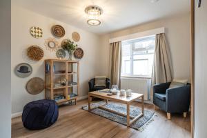 Posezení v ubytování Bright & Spacious 3 BD in the Centre of Bourton!
