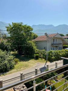 una casa con una luz de la calle delante de ella en Apartment Victor, en Kotor 13 fotos más