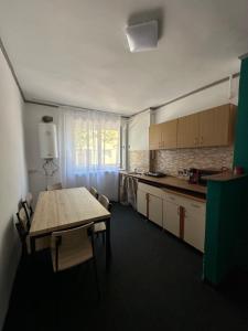 Kuchyň nebo kuchyňský kout v ubytování Apartament Pruneanu Central