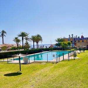 Bazén v ubytování Sea View Apartment Beach Front Punta Prima nebo v jeho okolí