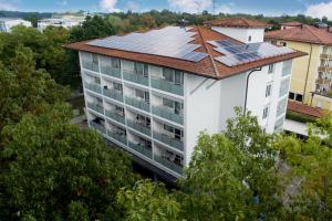 een appartementencomplex met zonnepanelen op het dak bij Appartementhaus Bavaria in Bad Füssing