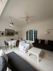 a living room with a couch and a table at Apartamento con encanto a 2 minutos de la playa in Sant Feliu de Guixols