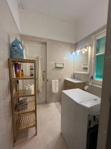 a small bathroom with a sink and a toilet at Apartamento con encanto a 2 minutos de la playa in Sant Feliu de Guixols