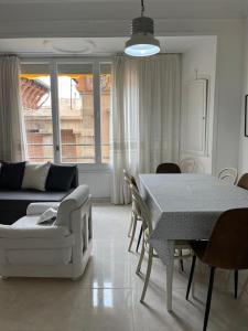 a living room with a table and a couch at Apartamento con encanto a 2 minutos de la playa in Sant Feliu de Guixols