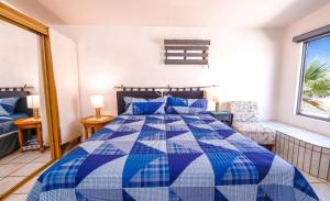 Ένα ή περισσότερα κρεβάτια σε δωμάτιο στο Casita Playa Azul - El Dorado Ranch Studio Rental