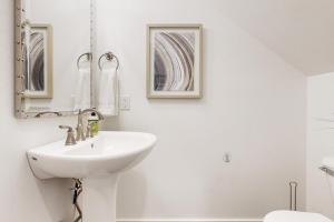 Ένα μπάνιο στο The Foster House +18 φωτογραφίες