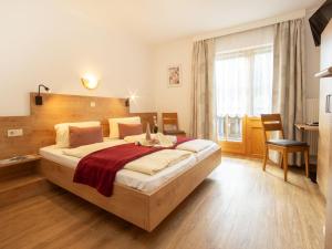 sypialnia z dużym łóżkiem w pokoju w obiekcie Haus Sonnleitn w mieście Altenmarkt im Pongau