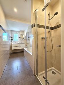 un bagno con doccia e lavandino di Airport-Messe Apartments a Dusseldorf Altre 54 foto