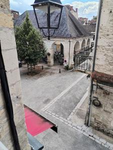 an outside view of a building with a courtyard at appartement centre ville in Souillac