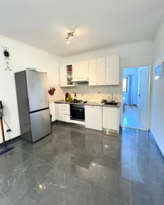 Kuchyňa alebo kuchynka v ubytovaní Apartment Gitara