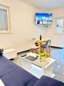TV a/nebo společenská místnost v ubytování Apartment Gitara + 26 fotografií