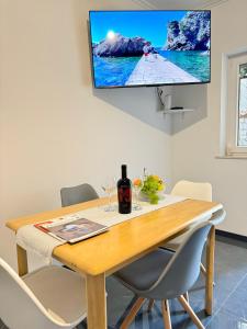 Televízia a/alebo spoločenská miestnosť v ubytovaní Apartment Gitara