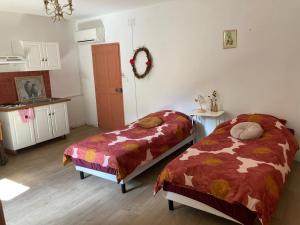 Postel nebo postele na pokoji v ubytování L'évidence