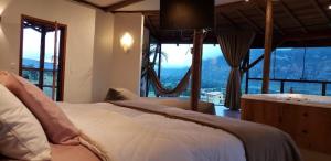 een slaapkamer met een bed en een bad voor een raam bij Casa 422 - Loft Jasmim in Santana do Riacho