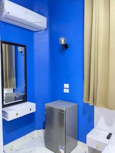 bagno blu con specchio e parete blu di Future Hostel a Il Cairo