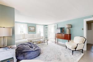 a living room with a white couch and chairs at Wiscasset Holiday in Wiscasset