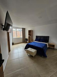 TV a/nebo společenská místnost v ubytování BISÁU Hotel + 37 fotografií